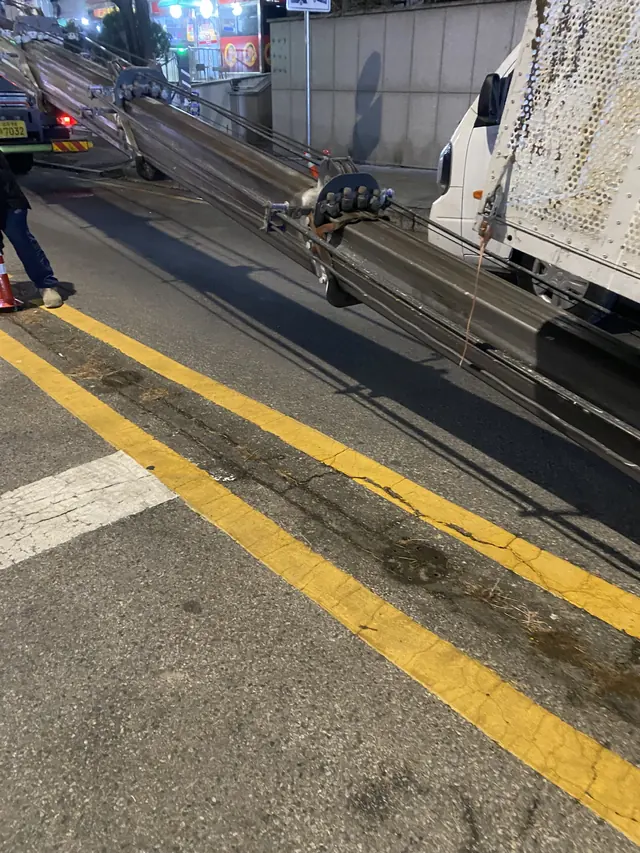 수도권 차량 충돌로 기울어진 주차볼라드 파손 현장
