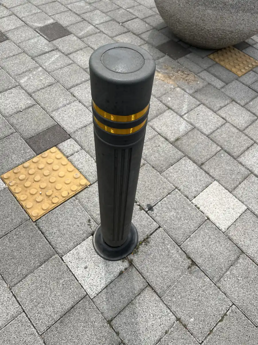 보도블럭 진입로에 설치된 스테인리스 주차볼라드 클로즈업