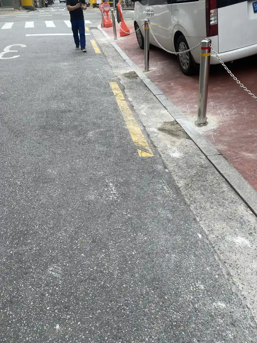 골목 진입로에 체인으로 연결된 주차볼라드 설치 현장