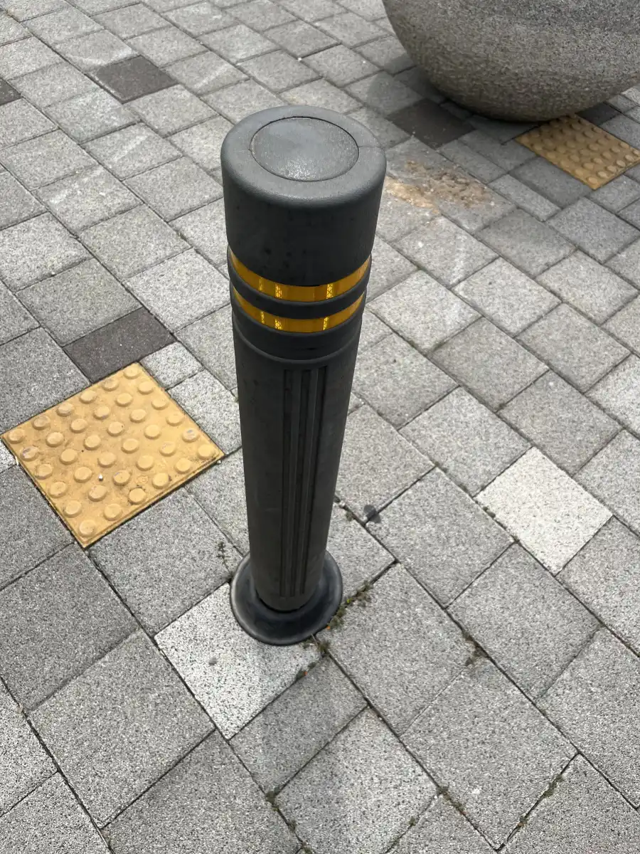 인천 보도블럭 위에 시공된 스테인리스 주차볼라드